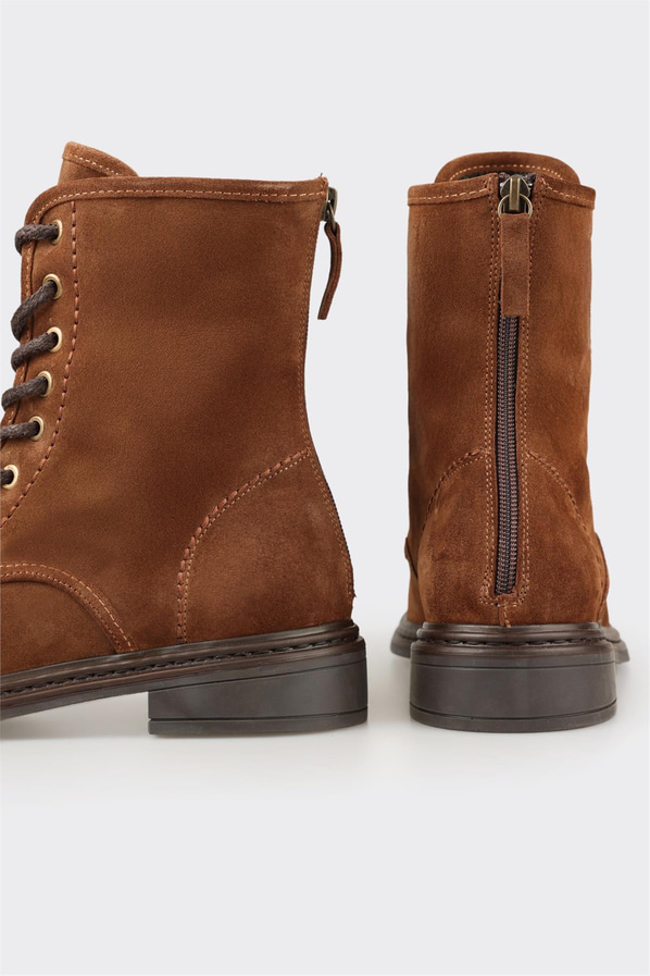 Taba kahverengi deri ve süet yan fermuarlı kadın bot, rahat kullanım için - Elle Shoes