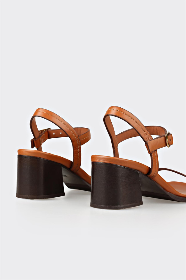 Taba deri düz kadın topuklu sandalet, rahat kullanım için - Elle Shoes
