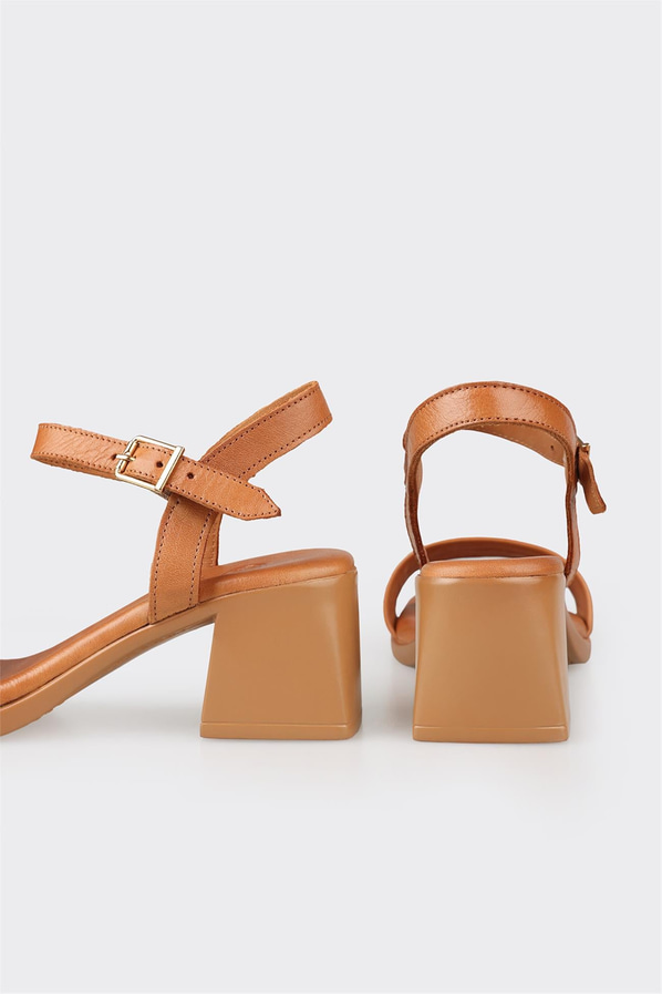 Taba deri topuklu kadın sandalet, günlük kullanım için - Elle Shoes