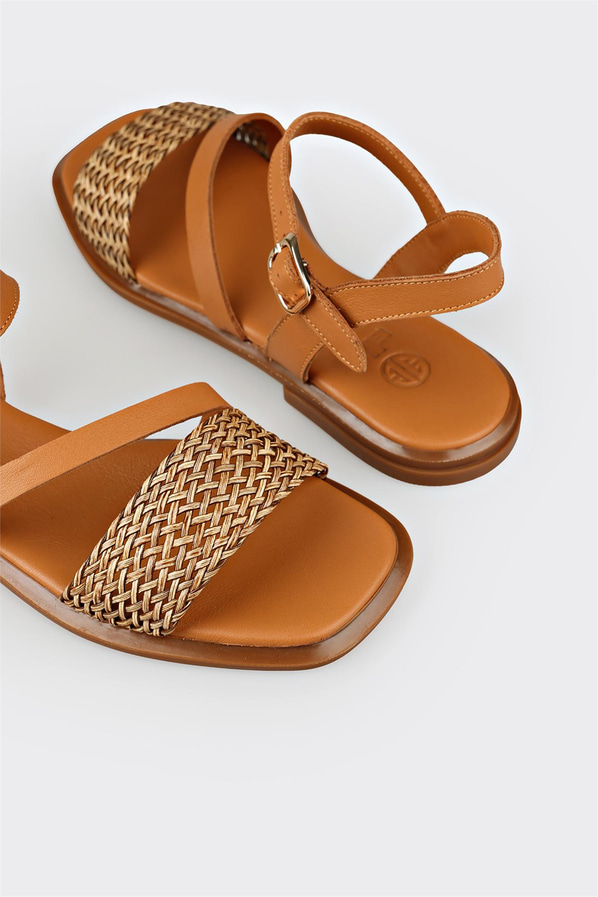 Taba düz kadın sandalet, rahat kullanım için - Elle Shoes