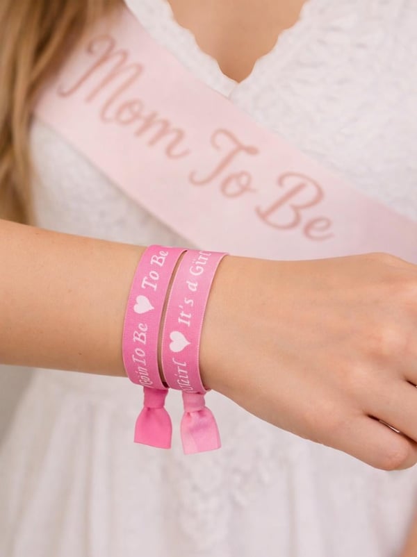 Baby Shower Bileklik Seti – Mom To Be & It's a Girl Yazılı Bileklik Pembe 5'li - Baby Shower Erkek | Parti Adresi