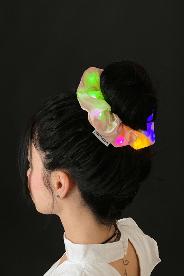 Işıklı Saten Scrunchie Toka Yavruağzı