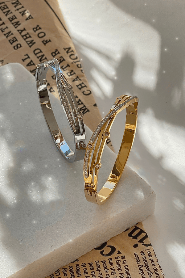 Charming Wave Crystal Hinge Gold Bangle