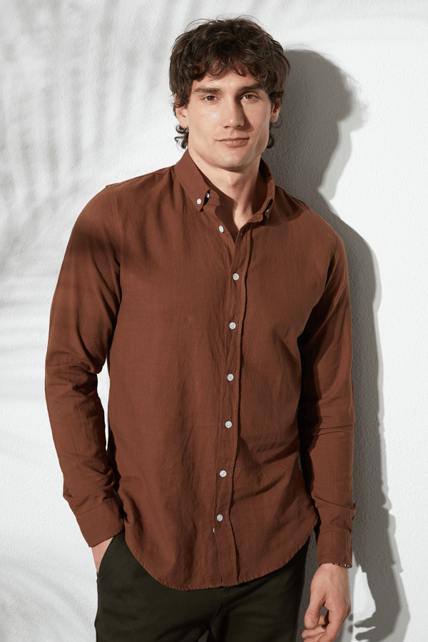 Erkek Slim Fit Dar Kesim %100 Pamuk Keten Doku Düğmeli Yaka Kahverengi Gömlek - Yazlık Gömleklerde - 1 Alana 1 Bedava