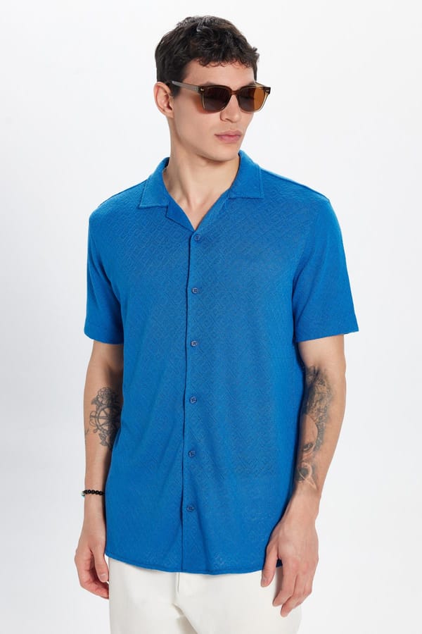 Erkek Slim Fit Dar Kesim Kısa Kollu Örme Doku Apaş Yaka Saks Mavi Gömlek - Yazlık Gömleklerde - 1 Alana 1 Bedava
