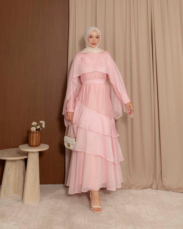 Aksesuarlı Kat Detaylı Pembe Elbise
