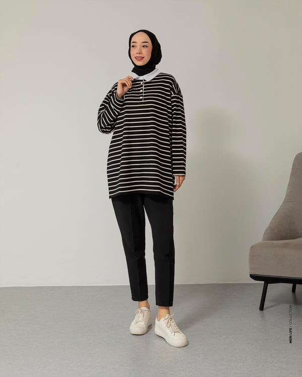 Çizgili Yaka Detaylı Siyah Sweat