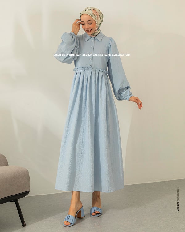Oversize Yarım Düğmeli Bebe Mavisi Kabartma Kumaş Elbise