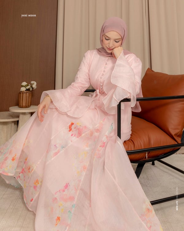 Volan Detaylı Desenli Pembe Elbise