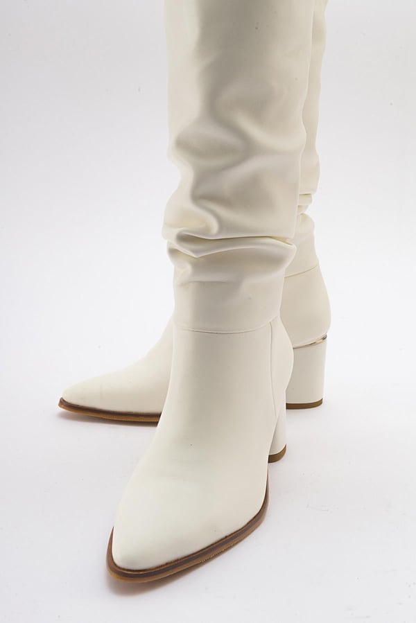 68-120-5-BEYAZ120 BEYAZ CİLT  KADIN ÇİZME