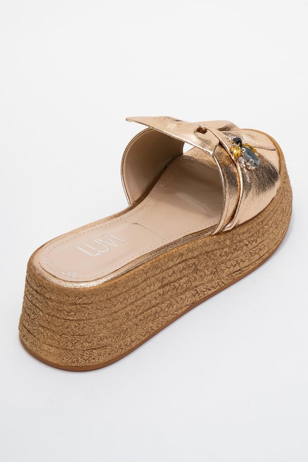 17-900-5-ALTINSHARA Altın Fiyonklu Arı Tokalı Dolgu Tabanlı Kadın Terlik