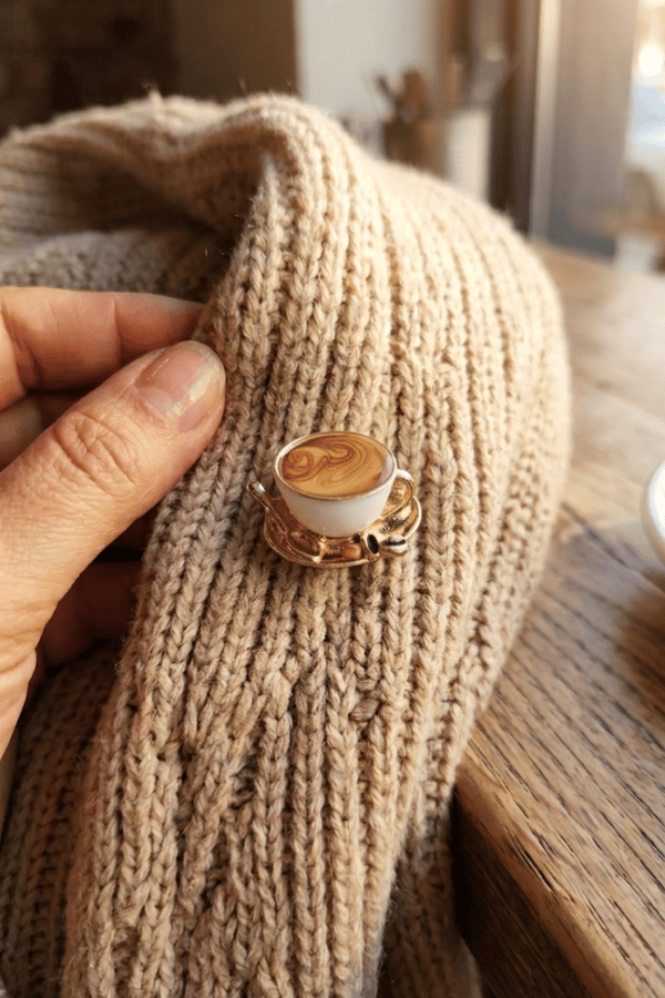 Beyaz Mineli Latte Fincanı Broş | Altın Renk Tabaklı Kahve Çekirdekli Yaka İğnesi