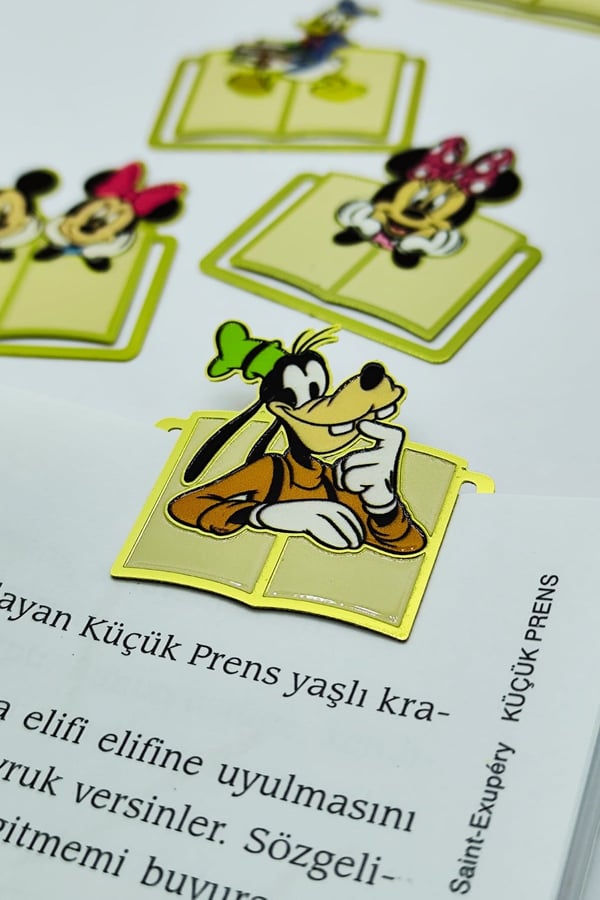 Eğlenceli Karakter Kitap Klipsi
