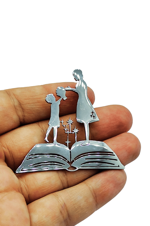 Gümüş Renkli Öğretmen Öğrenci Kitap Okuma Temalı Broş