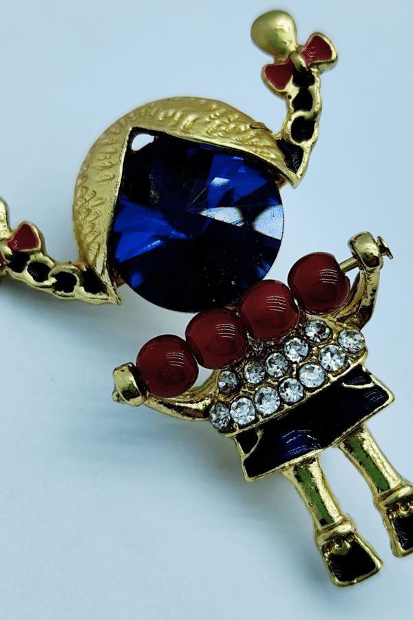 Kırmızı Boncuklu Taşlı Kız Figürü Broş – Sevimli Figürlü Şık Brooch Pin