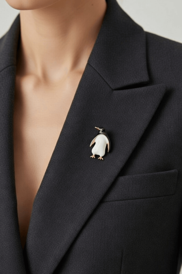 Sevimli Penguen Figürlü Gold Detaylı Broş