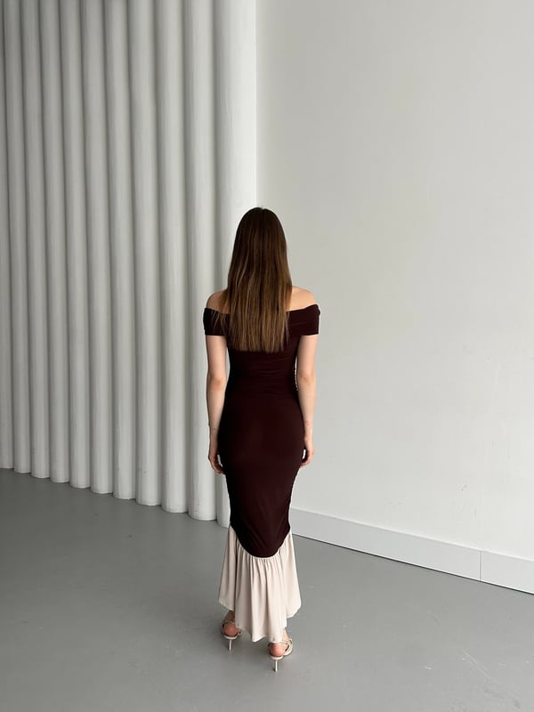 Kahverengi Kayık Yaka Fırfırlı Elbise