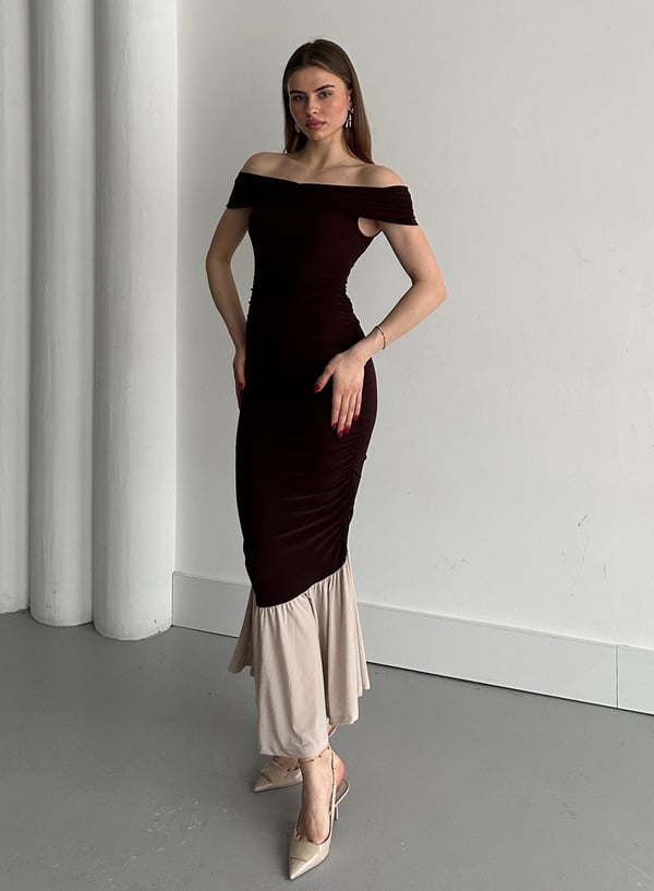 Kahverengi Kayık Yaka Fırfırlı Elbise