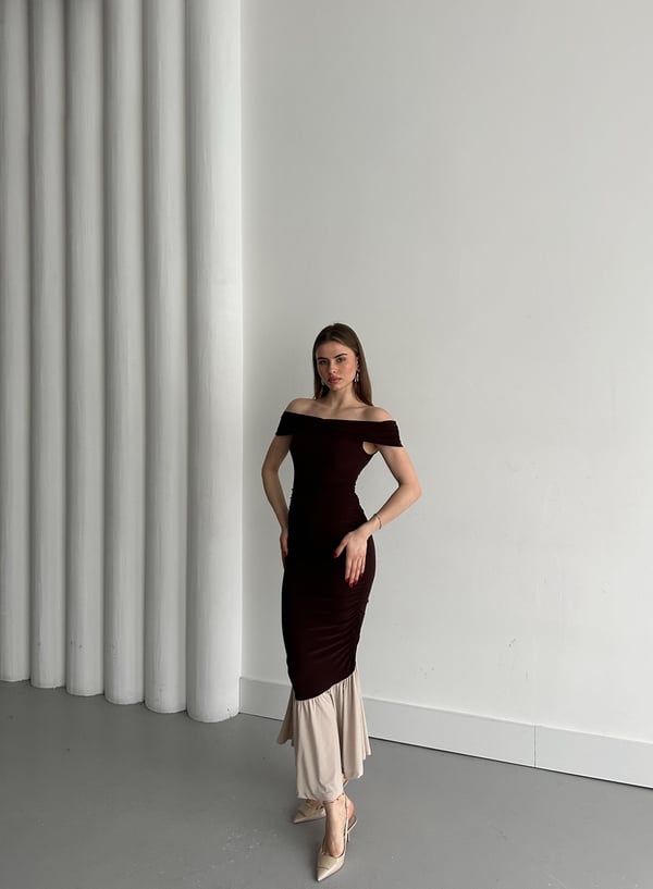 Kahverengi Kayık Yaka Fırfırlı Elbise