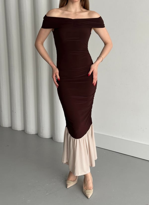 Kahverengi Kayık Yaka Fırfırlı Elbise