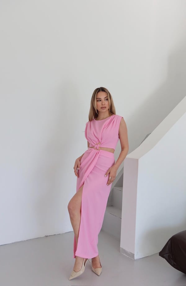Pembe Önden Tokalı Yan Dekolteli Elbise