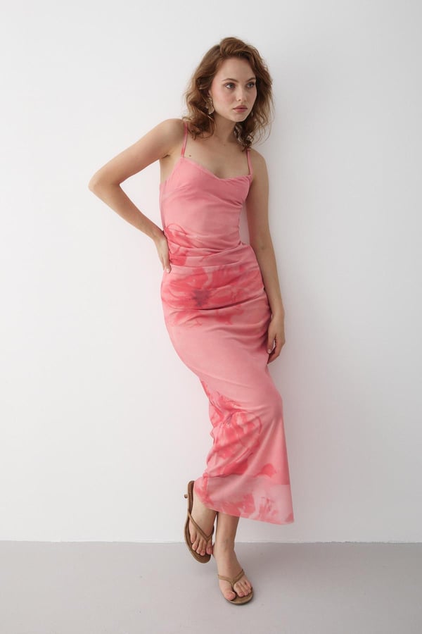 Pembe Yan Drapeli Çiçek Desenli Elbise