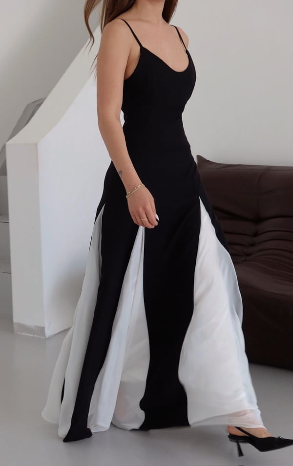 Siyah Beyaz Ayarlanabilir Askılı Uzun Elbise