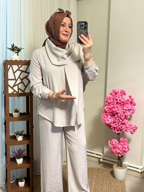 Yakası Degaje Atkılı Takım
