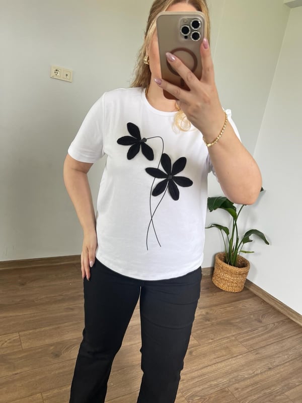 3 Boyutlu Çiçek Detaylı Tshirt