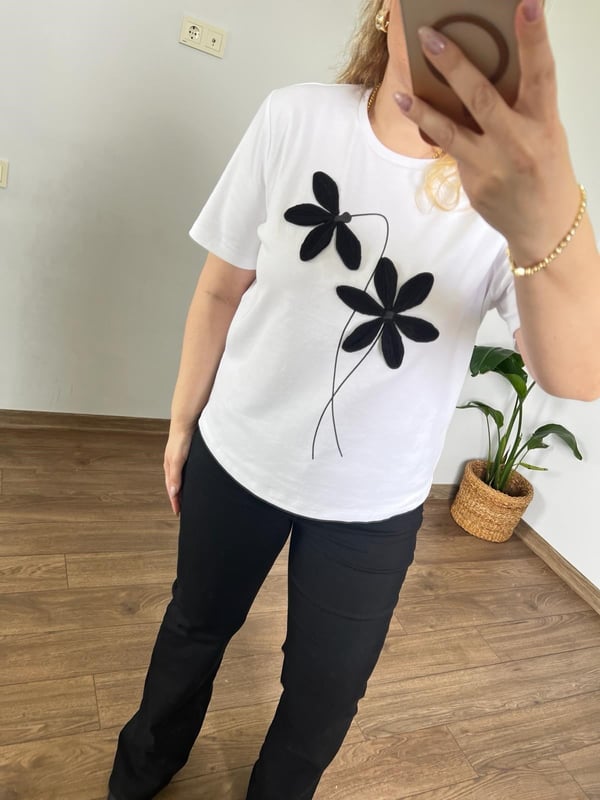 3 Boyutlu Çiçek Detaylı Tshirt