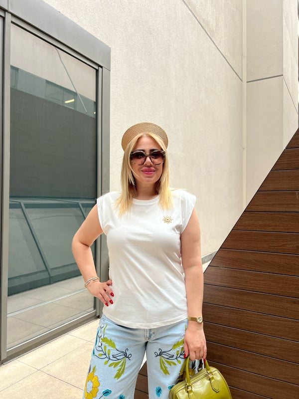 Bisiklet Yaka Broş Detaylı Tshirt  (Beyaz) 