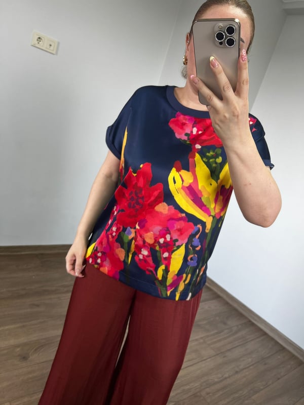 Çiçekli Bisiklet Yaka Tshirt (Lacivert) 