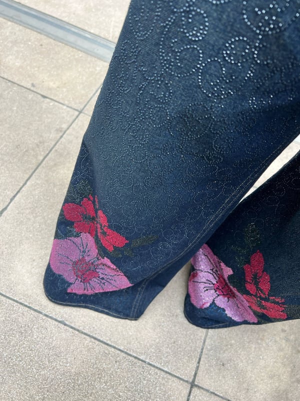 Paçası Pembe Çiçek Detaylı Taşlı Jean