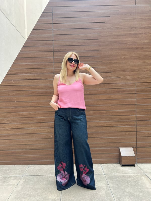 Paçası Pembe Çiçek Detaylı Taşlı Jean