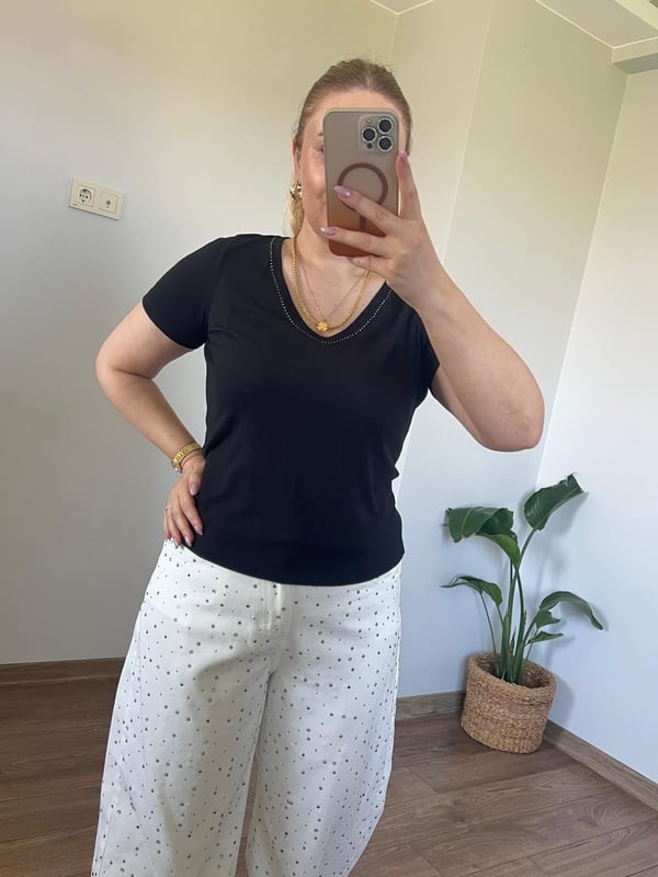 Yakası Taş Detaylı V Yaka Tshirt (Siyah)