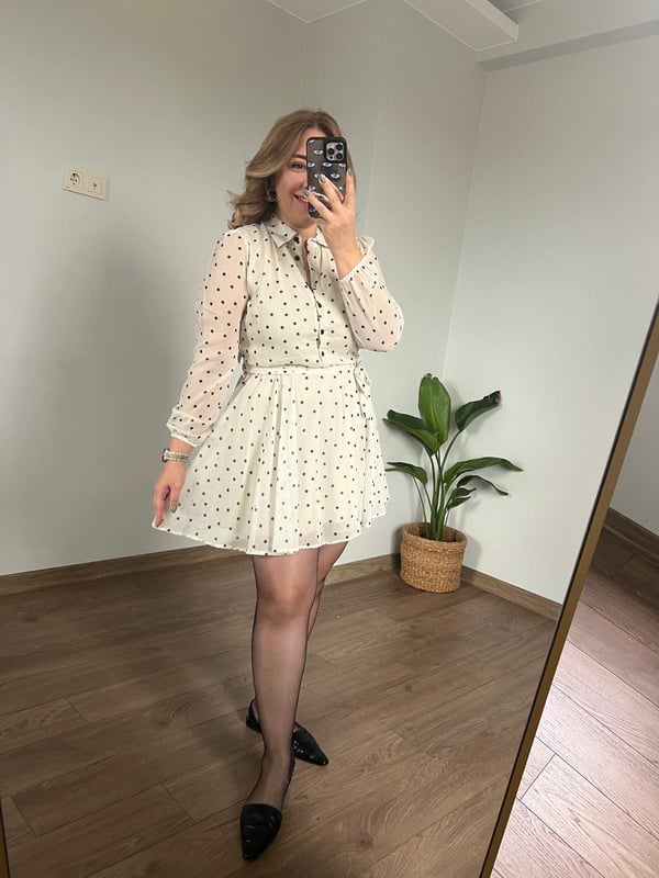Yarım düğmeli puantiye desenli mini şifon elbise 