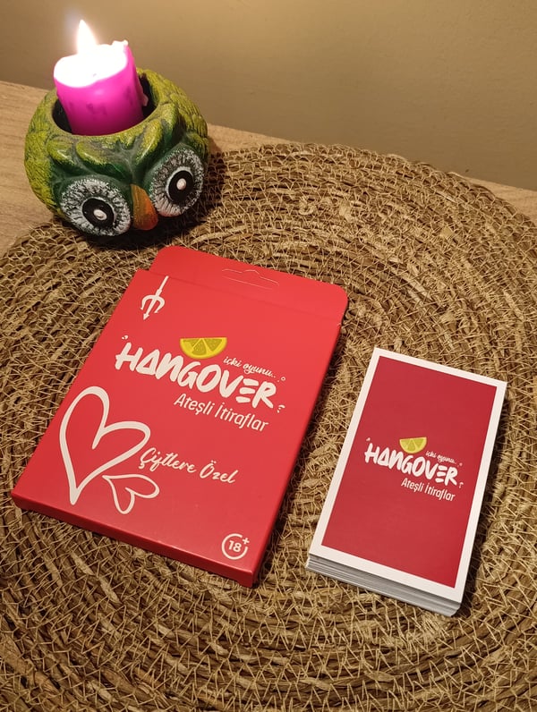 Hangover Ateşli İtiraflar İçki Oyunu - Kese Hediyeli 45 Kart | Çiftler İçin Eğlenceli Kart Oyunu