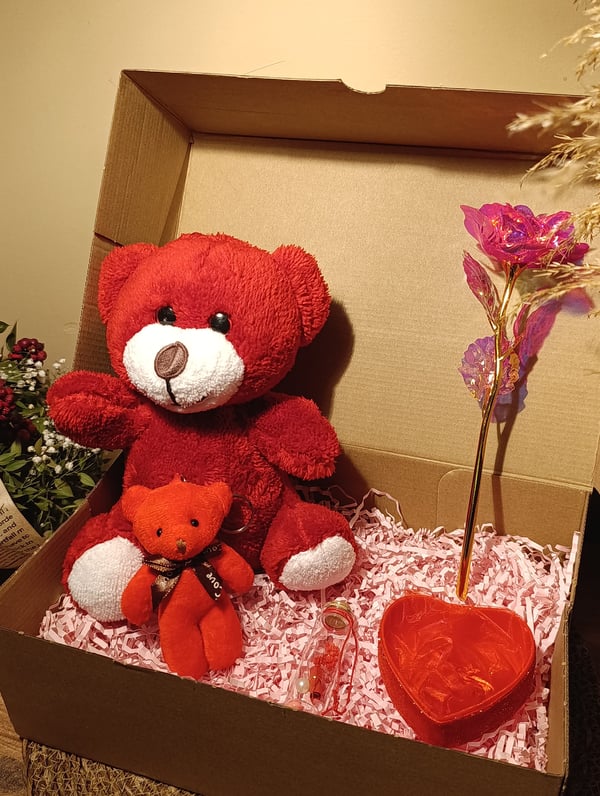 Kırmızı Ayıcık 25cm - Anahtarlık - Dilek Şişesi - Kalp Tüllü Kutu - Sonsuzluk Gülü Hediye Seti