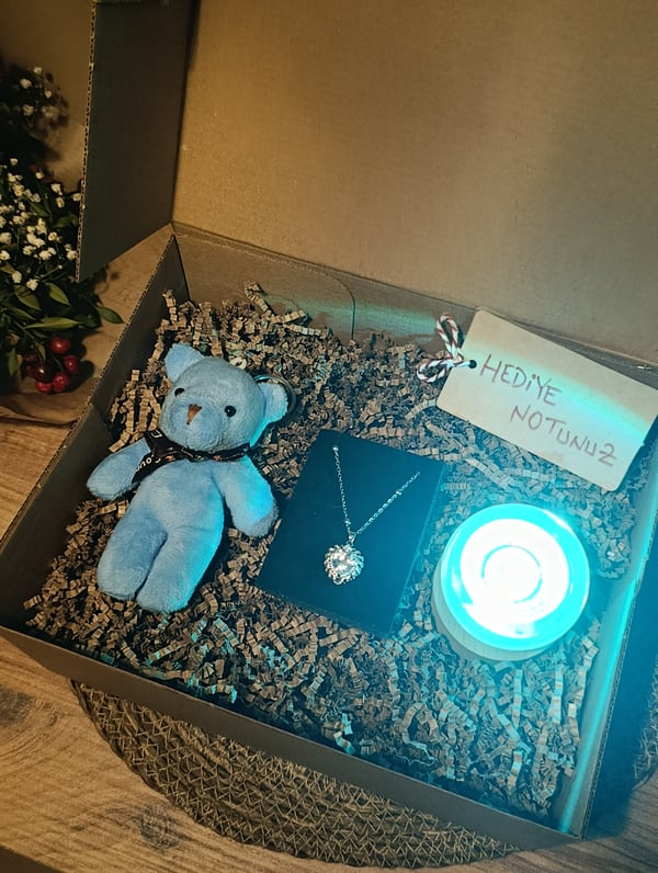 Kutulu Hediye Seti / Ayıcık Anahtarlık - Kalp Çelik Kolye - Ahşap  Renk Değiştiren USB'li Cam Küre