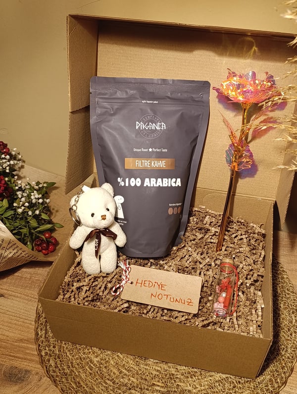 Kutulu Hediye Seti Beyaz Ayıcık Anahtarlık - Filtre Kahve 250 gr. - Dilek Şişesi - Sonsuzluk Gülü