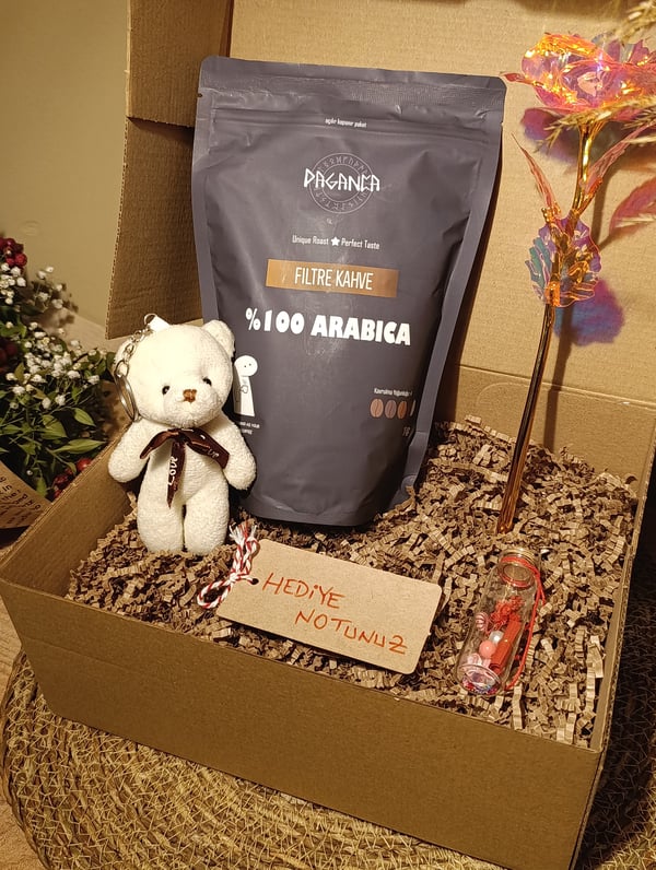 Kutulu Hediye Seti Beyaz Ayıcık Anahtarlık - Filtre Kahve 250 gr. - Dilek Şişesi - Sonsuzluk Gülü