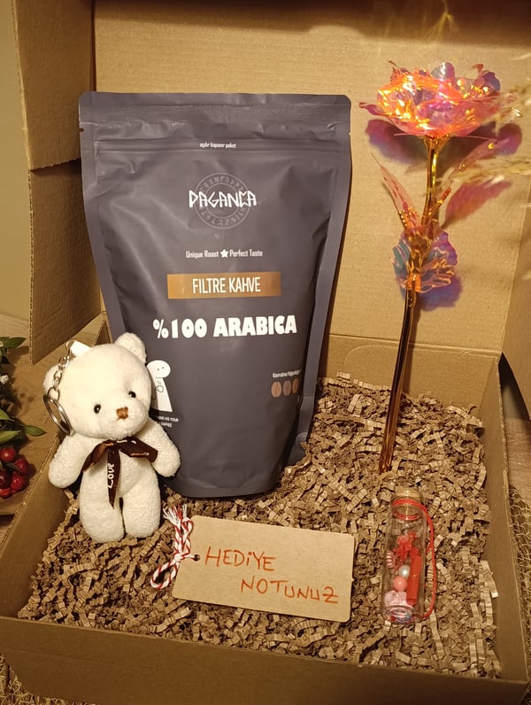 Kutulu Hediye Seti Beyaz Ayıcık Anahtarlık - Filtre Kahve 250 gr. - Dilek Şişesi - Sonsuzluk Gülü