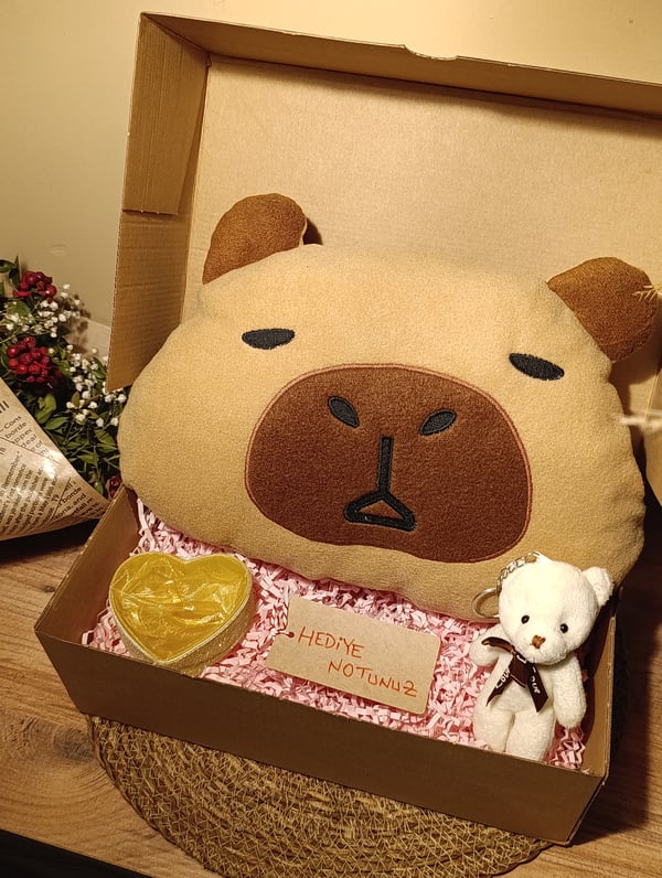 Kutulu Hediye Seti / Capybara Yastık 30cm, Ayıcık Anahtarlık ve Kalp Şeklinde Tüllü Kutu