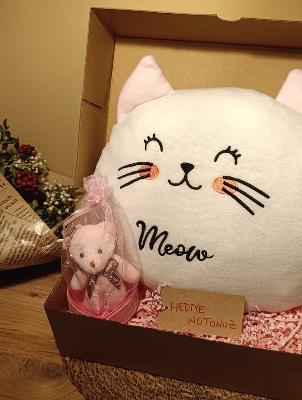 Kutulu Hediye Seti / Kedi Yastık 30cm, Ayıcık Anahtarlık ve Kalp Şeklinde Tüllü Kutu