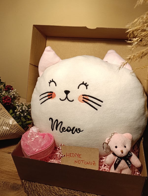 Kutulu Hediye Seti / Kedi Yastık 30cm, Ayıcık Anahtarlık ve Kalp Şeklinde Tüllü Kutu