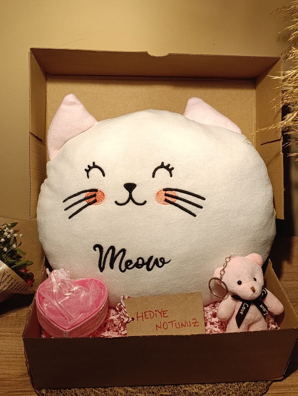 Kutulu Hediye Seti / Kedi Yastık 30cm, Ayıcık Anahtarlık ve Kalp Şeklinde Tüllü Kutu