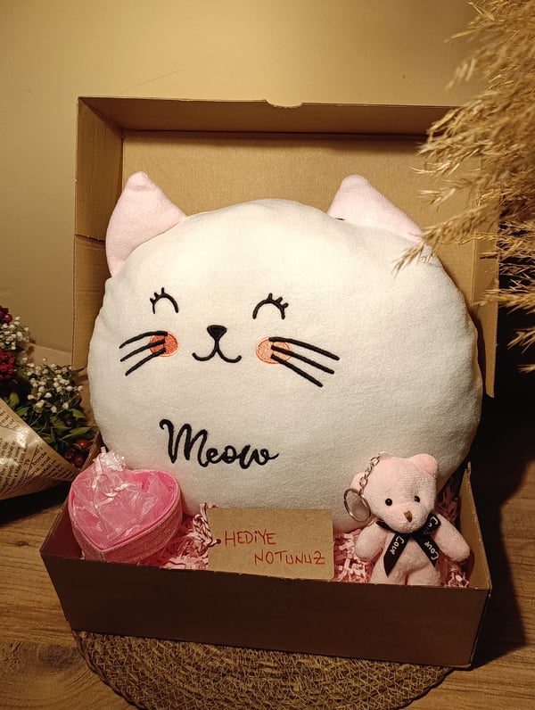 Kutulu Hediye Seti / Kedi Yastık 30cm, Ayıcık Anahtarlık ve Kalp Şeklinde Tüllü Kutu