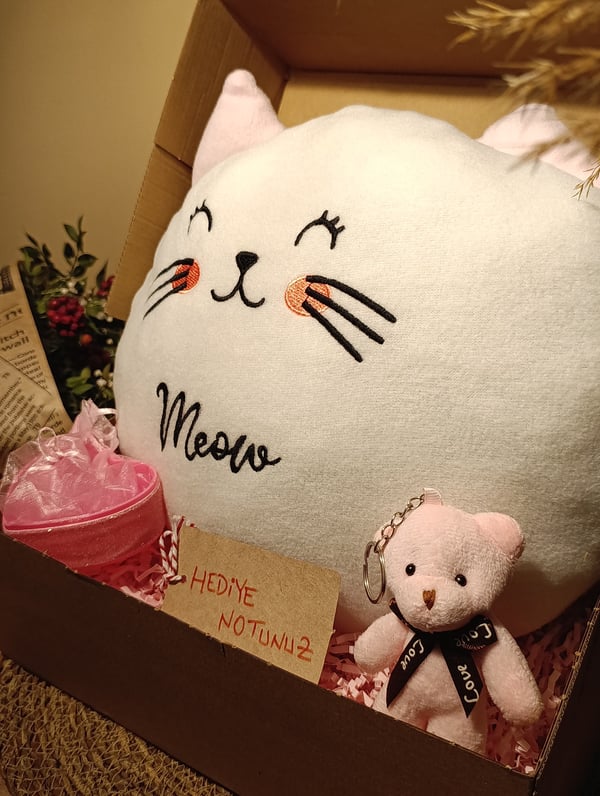Kutulu Hediye Seti / Kedi Yastık 30cm, Ayıcık Anahtarlık ve Kalp Şeklinde Tüllü Kutu