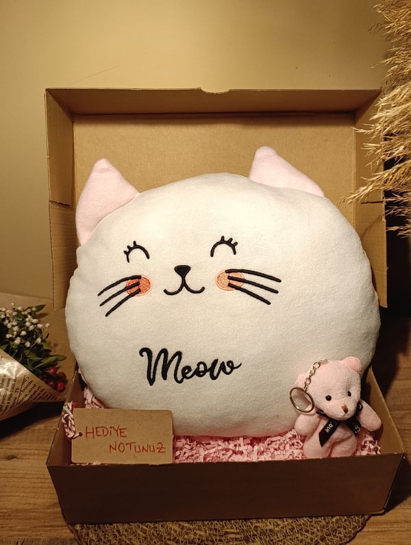 Kutulu Hediye Seti / Kedi Yastık 30cm ve Ayıcık Anahtarlık