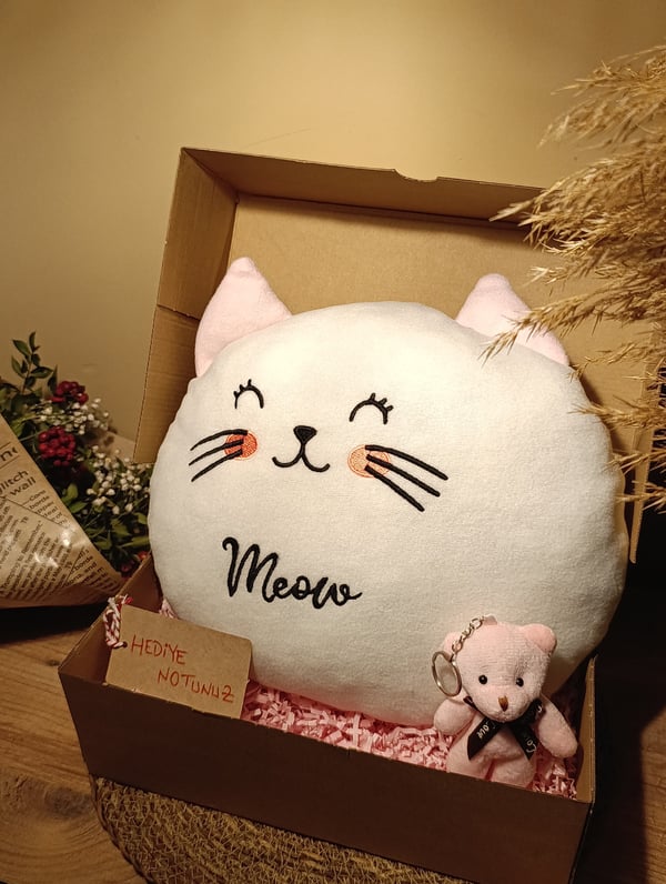 Kutulu Hediye Seti / Kedi Yastık 30cm ve Ayıcık Anahtarlık
